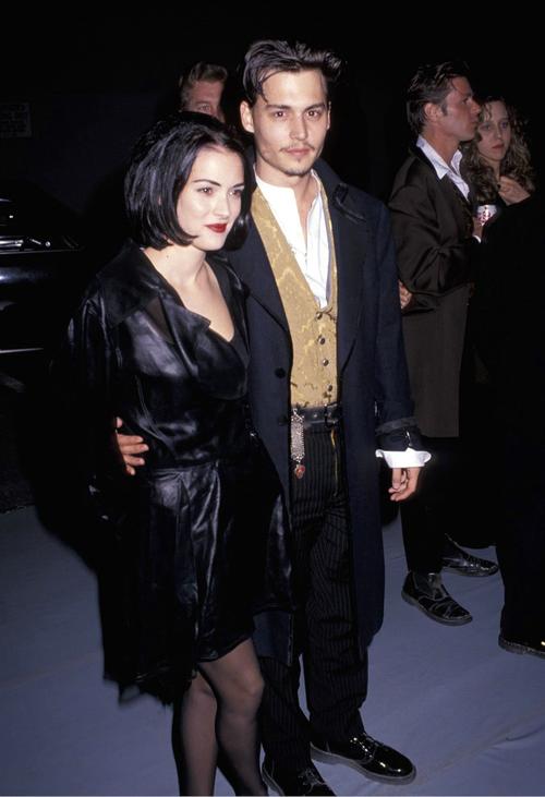 简介:薇诺娜·瑞德黑丝长裙出席活动图片,分享一组薇诺娜·瑞德图片给