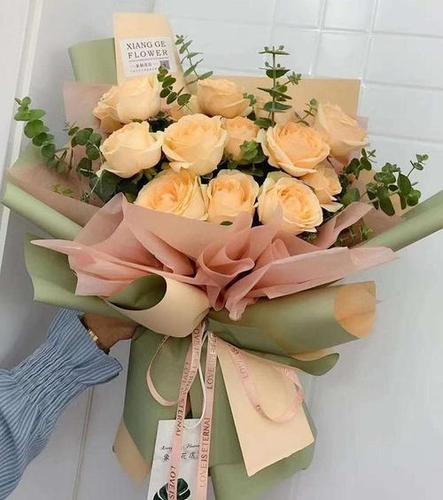 而满天星的花语是表达思念之意,也可以送比较好的数字什么的,鲜花都是
