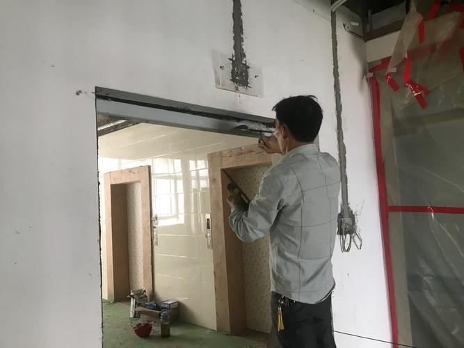 二至八层2人修补防火门缝.