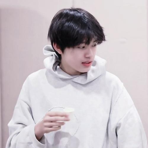 张极超话61#张极 擎云破雾显锋芒#  狠狠可爱住!  @tf家族-张极