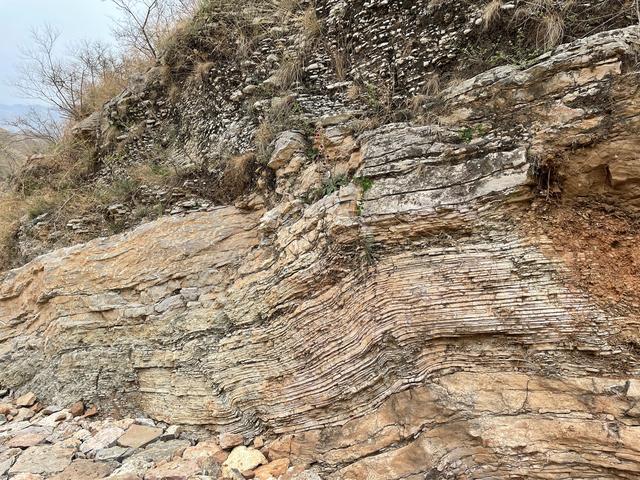 关于山体和交通线路的图片|溶洞|岩层|沉积岩|变质岩