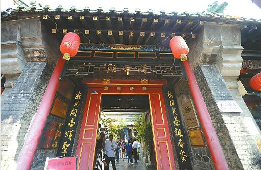 5日,游客在芙蓉街游览关帝庙,尽管几经变迁,芙蓉街如今仍是最繁华的老
