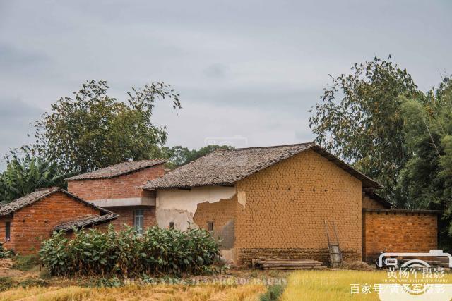 广东始兴陂田村,故乡的原风景熟悉的土砖瓦房,记忆中