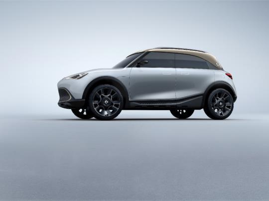 这款全新smart电动汽车运用了全新的设计理念和品牌视觉体系,融入"