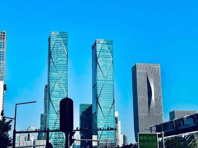 今年入市的新项目,共70层,380米,全深圳地标建筑中首个实现了电梯零