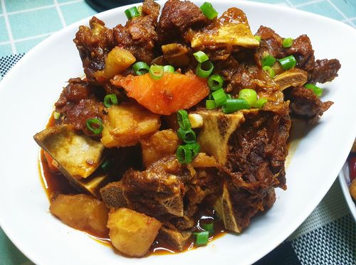 吃过酱香的牛脖骨加土豆和胡萝卜换个红烧口味的汤汁浓郁超级下饭