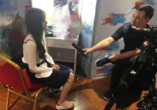 沈梦辰自曝脱鞋接受采访 网友褒贬不一