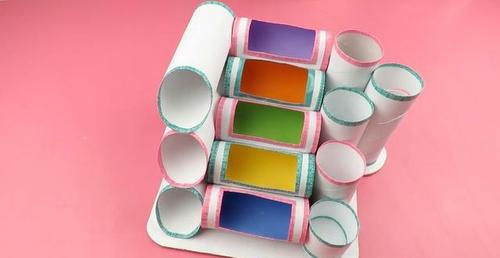 是不是都很精致呢,这些手工原料均取材于生活中的废旧材料,作品构思