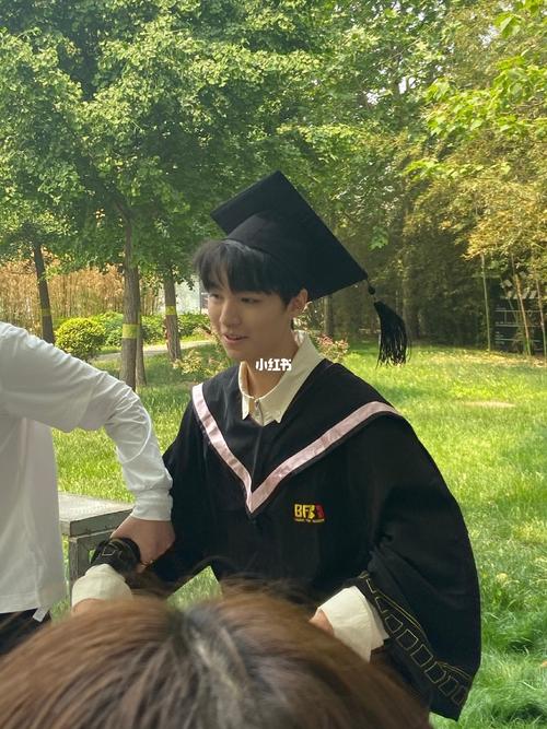 王俊凯_学士服_娱乐_明星