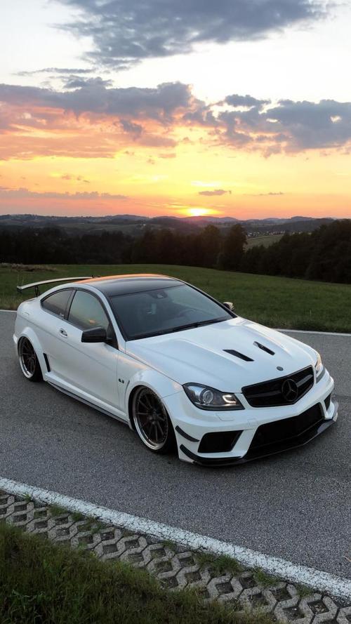 奔驰amg-c63 blackseries全屏壁纸