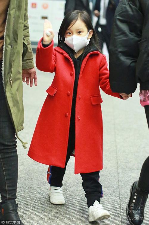 李小璐与女儿现身机场 甜馨戴口罩频挥手很有礼貌