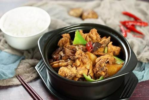 但尝了几口后,小主的内心是奔溃的: 一整碗黄焖鸡几乎全是土豆和青椒