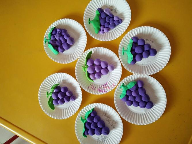 这是孩子们周五的手工活动:轻黏土制作的《葡萄》,做的真心不错!