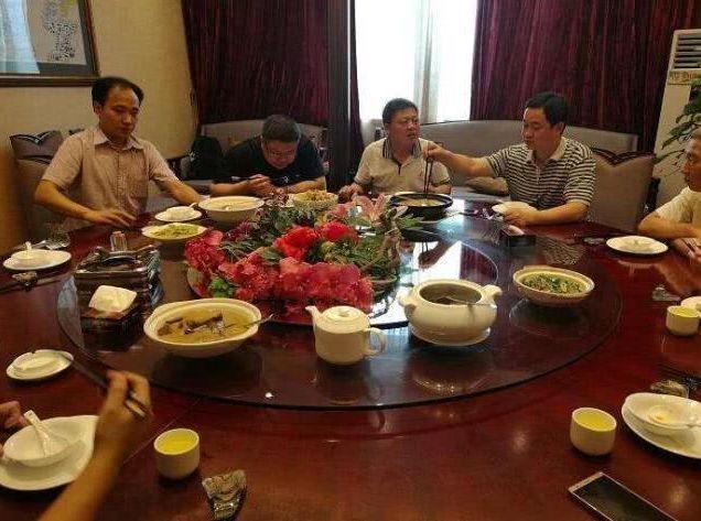 吃饭时遇见领导要不要为他买单高情商的人一般都会这样做