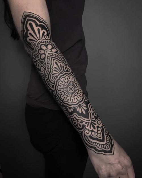 美国纹身师clinton lee的手部黑灰图腾纹身图案