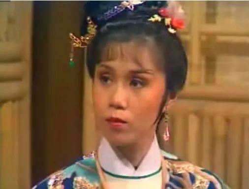 现年 71岁的资深女演员陈嘉仪 是无线第一期艺员训练班毕业 年轻