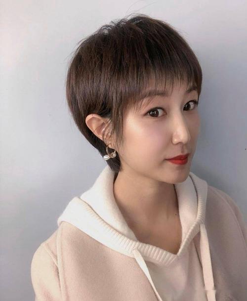 "30 款露耳超短发"