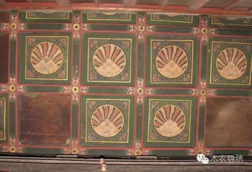 地烟琢墨拶退青色双夔龙,绿地绘深浅两种黑色枝叶花果盒子墨线大点金