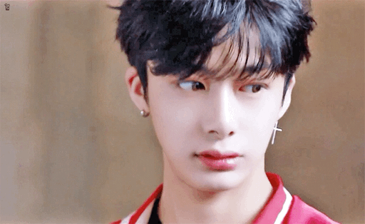 蔡亨源眼神嘟嘟唇耳环gif动图_动态图_表情包下载_soo