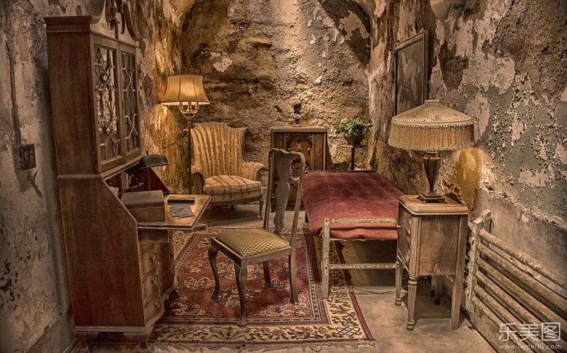 破旧石壁房屋内木制家具内饰拍摄