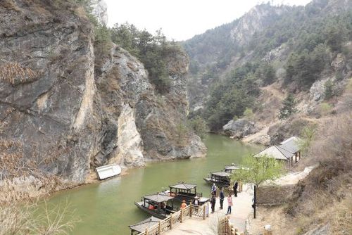 游葫芦岛龙潭大峡谷 走主跨180米玻璃索桥
