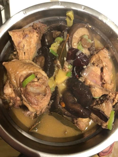 美味可口的干香菇炖鸡