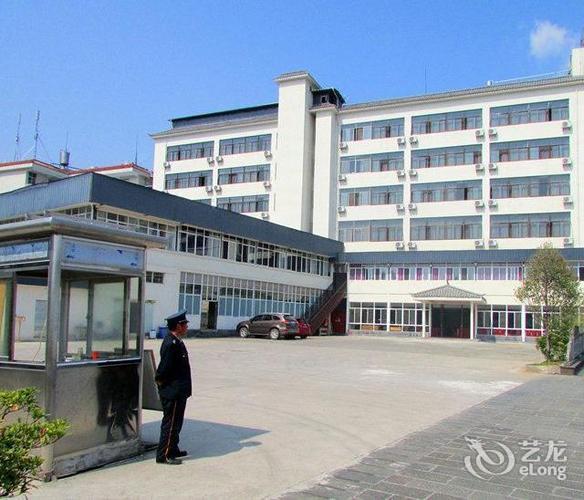 oyo金盾林业商务酒店(泰安小区东方路店)位于保山市腾冲市和顺镇满邑