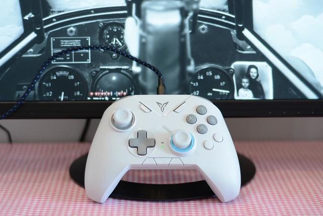 飞智黑武士2手柄上手:很舒服