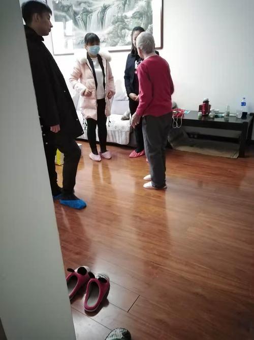 爷爷奶奶看到我们都非常亲切和蔼,特别高兴,坐在一起聊聊家常,脸上