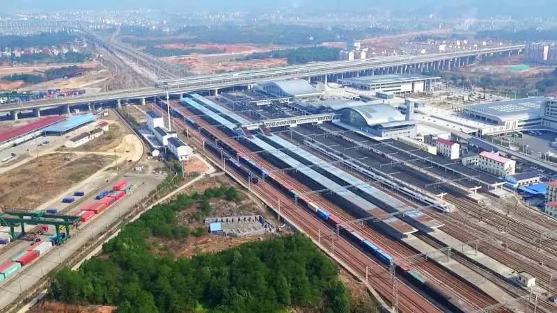 第五代上饶车站 沪昆,合福两条高铁 在上饶交汇 形成中国第一个 "骑跨