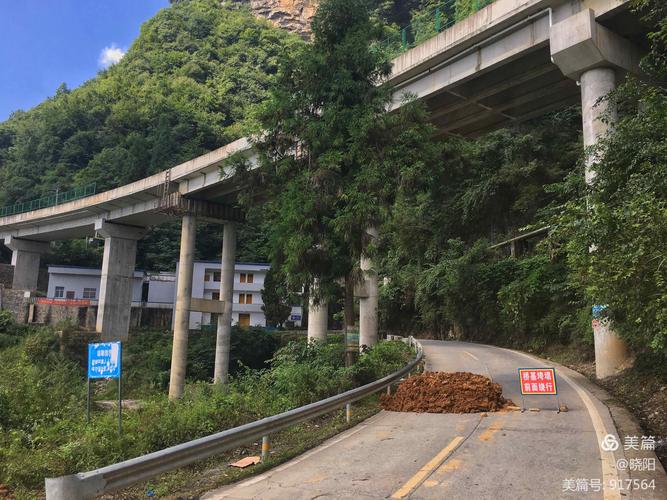 巴东火车站离野三关镇12公里,途中道路被前几日的雨水冲毁,只得绕道而