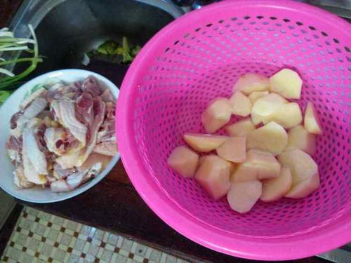 鸡肉剁块,土豆切滚刀状