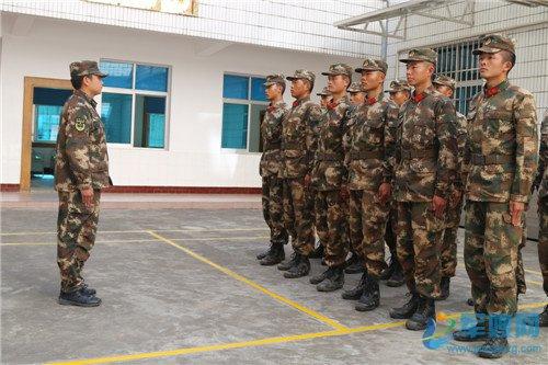 名新兵从玉溪新训基地返回普洱,列队等候的官兵用最热烈的掌声欢迎新