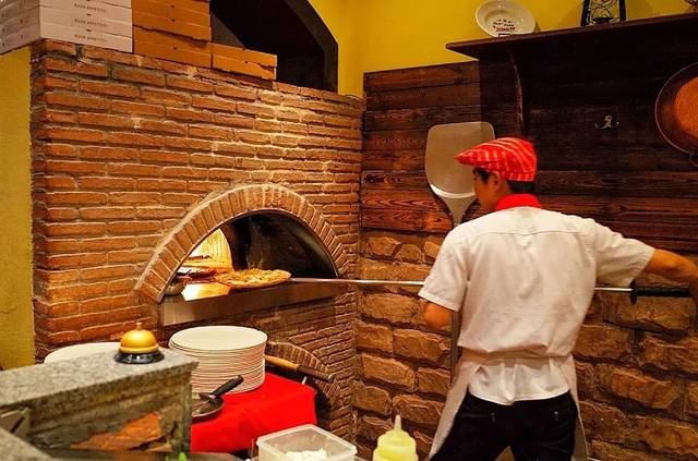 进门就知道 第一步:看烤炉 如果你进门时看到这种砖砌的烤炉,里面燃着