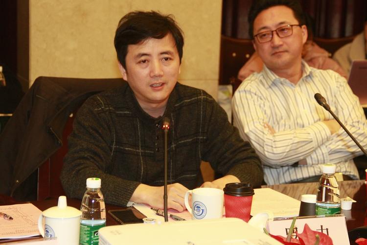 复旦大学公共卫生学院书记罗力教授作专题发言 本网记者 查建国/摄