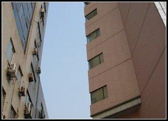 直直的切割我们的房子,就会形成壁刀煞,其引出的强大气流是一种伤人的