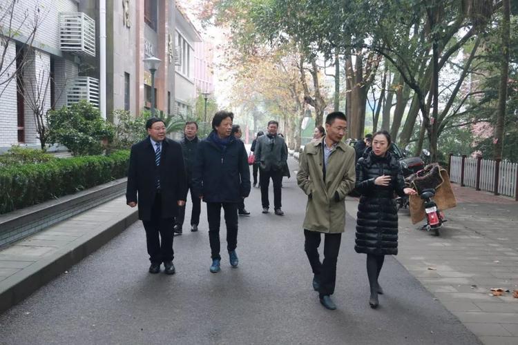 南岸区委教育工委书记,区教委主任包茹华同志,重庆二外党委书记,校长