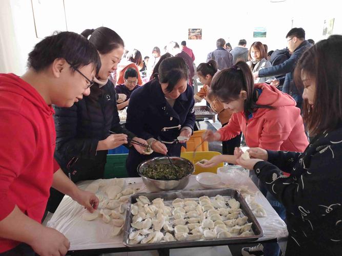 工会在职工食堂举办以"巾帼企业,持家好手"为主题的包饺子比赛活动