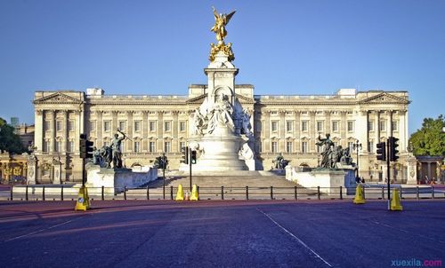 答:白金汉宫(buckinghampalace)是英国君主位于伦敦的主要寝宫及办公