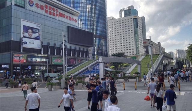 流浪在深圳华强北的男子曾是亿万富翁妻子卷款跑路成痴儿