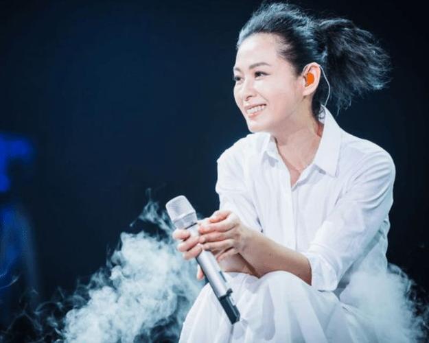 52岁刘若英的少女感十足,依然青春靓丽,瘦身秘诀值得借鉴