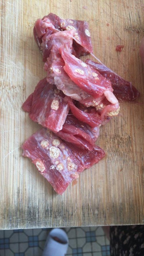 生牛肉上有这样白色一窝一窝的颗粒状东西,还可不可以吃?