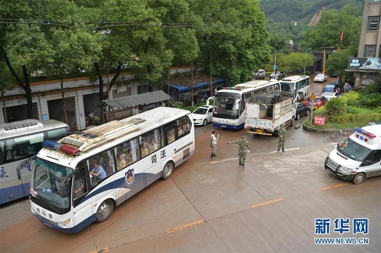 重庆暴雨致监狱外墙倒塌 紧急转移上千名罪犯