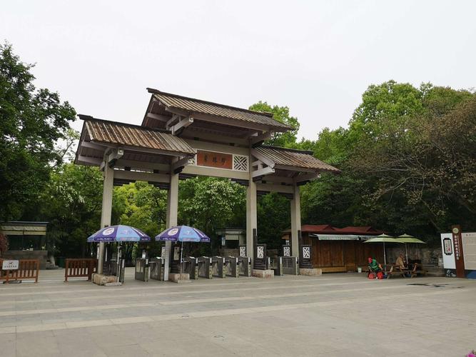 从珍珠泉公园东大门进入风景区,以悠闲的徒步方式放松