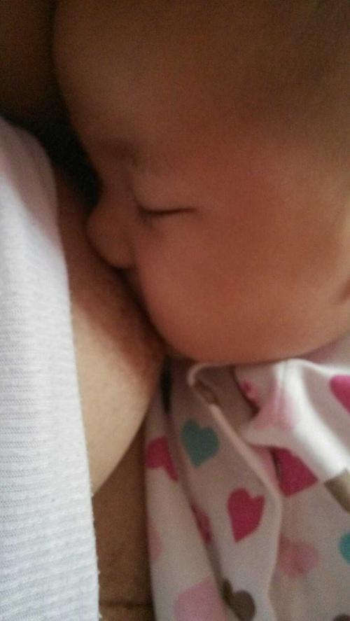 宝妈们晒晒哺乳照吧!晒晒自己的涨奶照