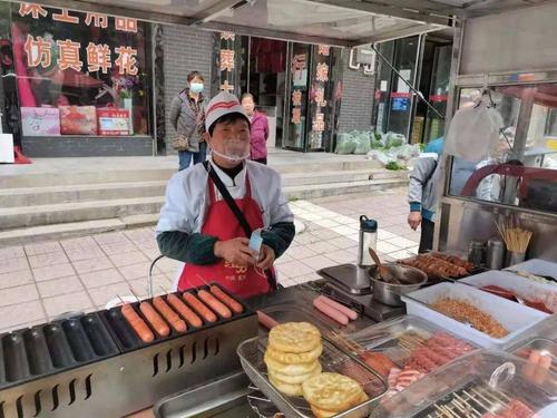 合阳县市场监督管理局黑池所为餐饮小摊贩发放"防飞沫