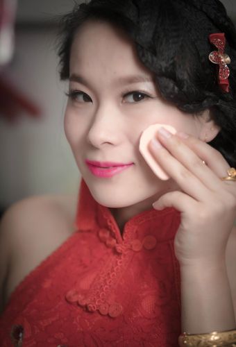 回到家里那一个衣着红色裙装的开心女人