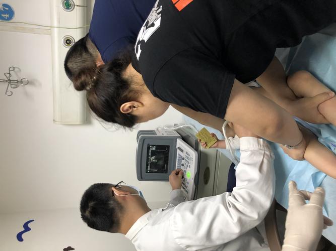 据家长说,一年前,明明就患上肠套叠,在当地医院做空气灌肠,复位成