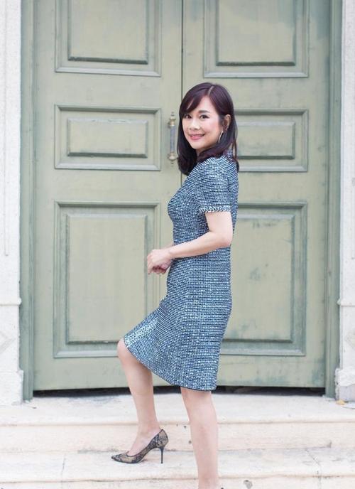49岁陈松伶自然老去,灰蓝小香风裙高雅大方,中年发福但气质迷人