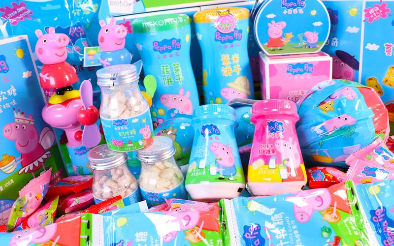 小猪佩奇的奶片零食和彩色qq软糖蔬菜饼干和曲奇饼干零食礼包